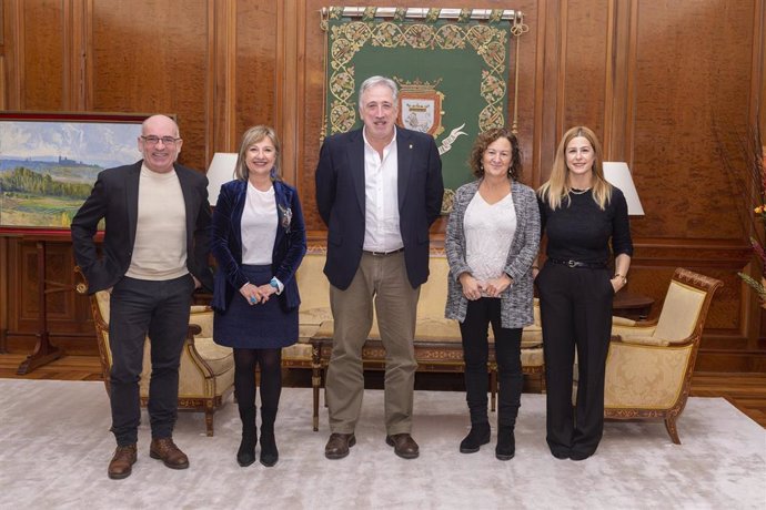 Imagen de la reunión del alcalde de Pamplona, Joseba Asiron, y la consejera de Interior, Función Pública y Justicia del Gobierno de Navarra, Amparo López