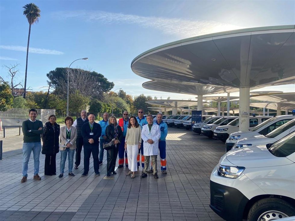 Botella (2 dcha.) junto a la nueva flota de vehículos del SAS en Córdoba.