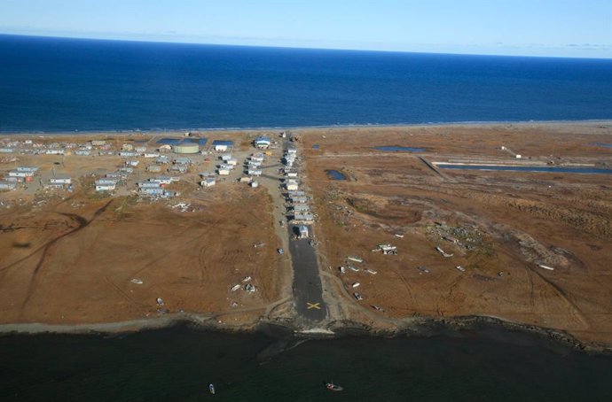 Una ciudad de Alaska que enfrentaba erosión y aumento del nivel del mar tuvo que abandonar su aeropuerto y reutilizar la pista para viviendas.