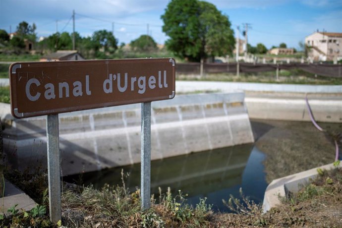 Archivo - Un cartel indica el Canal d'Urgell.