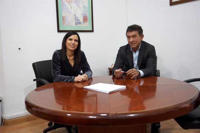 María Dolores Gálvez e Isidoro García-Escribano, durante su reunión.