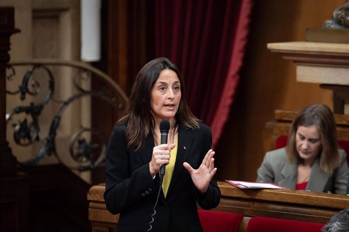 La consejera de Educación y Formación Profesional de la Generalitat de Catalunya, Esther Niubó, interviene durante un pleno en el Parlamento de Cataluña, a 11 de diciembre de 2024, en Barcelona, Cataluña (España). El Govern de Salvador Illa protagoniza un