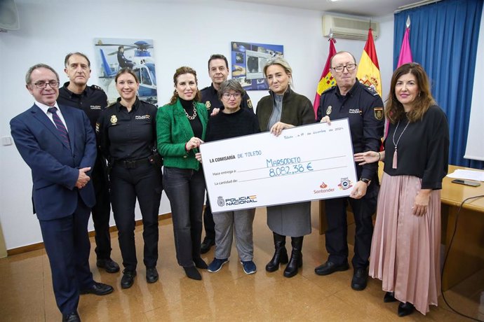 Entrega del cheque de la Carrera de la Policía.