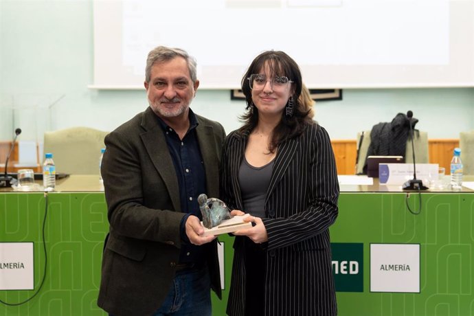 Sara Armada recibe el Premio Carmen de Burgos por su ensayo '¿El indie es de ellos? Mujeres en la escena musical independiente' en Almería.