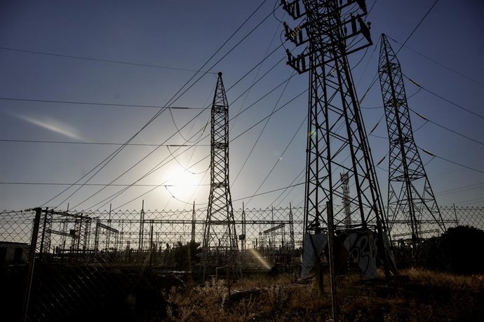 Archivo - Vista de una torre de alta tensión, a 23 de agosto de 2023, en Madrid (España). En esta cuarta ola de calor, la más prolongada en lo que va de verano, el precio de la luz se ha disparado. La cotización de la electricidad en el mercado mayorista 