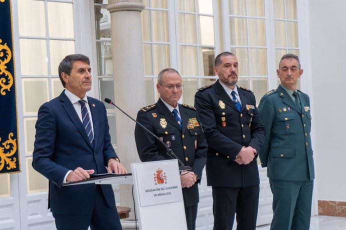 Más de 13.700 efectivos refuerzan la seguridad en zonas comerciales en Navidad. En la imagen, el delegado del Gobierno, Pedro Fernández, acompañado jefes superiores de la Policía Nacional en Andalucía Occidental y y del coronel jefe de la Guardia Civil.