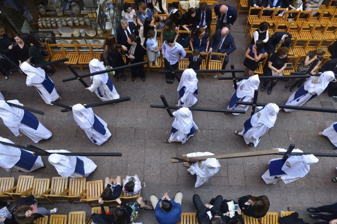 Archivo - Nazarenos de la Hermandad de Los Negritos, en un tramo de la calle Sierpes con sillas.