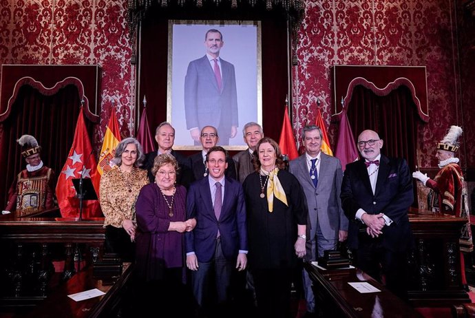 Los cuatro nuevos Cronistas de la Villa de Madrid reciben las medallas del Ayuntamiento