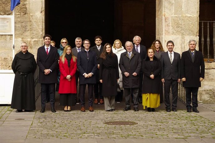 Foto de familia durante la clausura del XVII Seminario Internacional de Lengua y Periodismo, en el Monasterio de Yuso, a 17 de diciembre de 2024, en San Millán de la Cogolla, La Rioja (España).