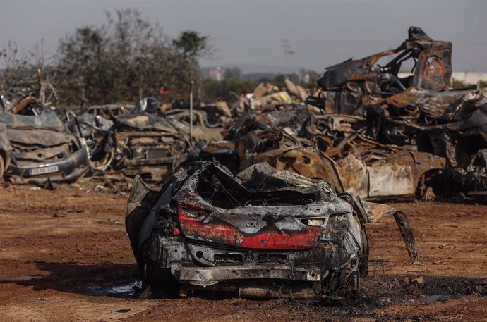 Los restos del incendio de la campa de residuos y vehículos de la DANA, originado ayer, a 17 de diciembre de 2024, en Catarroja, Valencia, Comunidad Valenciana (España).