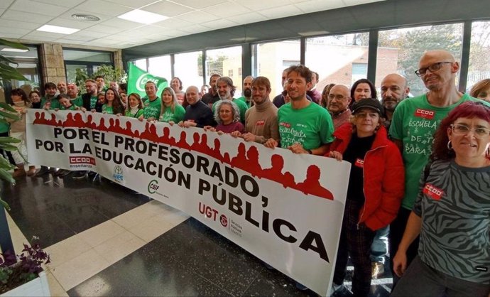 Decenas de personas se encierran en la Dirección de Área Territorial Madrid-capital para protestar por la falta de atención de las reivindicaciones educativas, el 17 de diciembre de 2024, en Madrid.