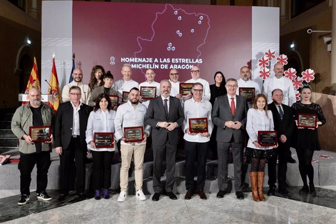 El presidente del Gobierno de Aragón, Jorge Azcón, posa con las 11 Estrellas Michelin de la Comunidad.