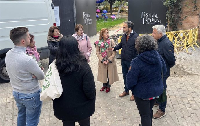 El portavoz municipal del PSOE junto con ediles socialistas y vecinos en el Parque del Oeste, cerrado parcialmente por un espectáculo