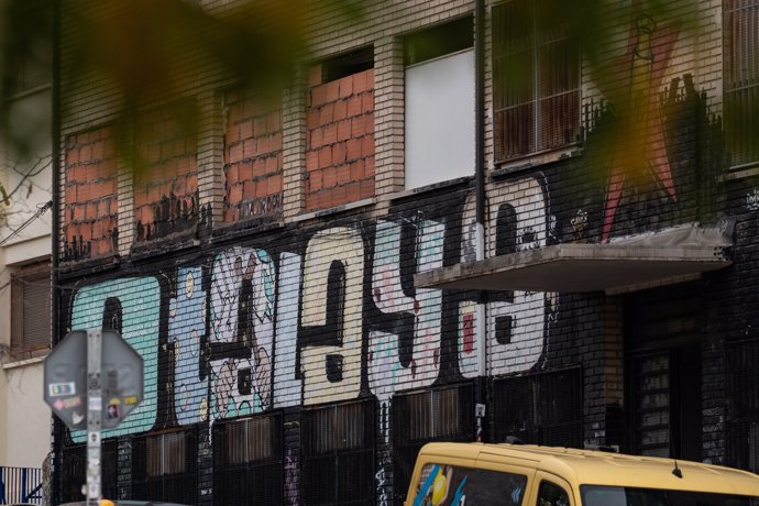 Grafiti con el nombre del centro social okupado 'La Atalaya' durante el desalojo por parte de la Policía Nacional del centro social okupado ‘La Atalaya’ en Puente de Vallecas, a 26 de noviembre de 2024, en Madrid (España).