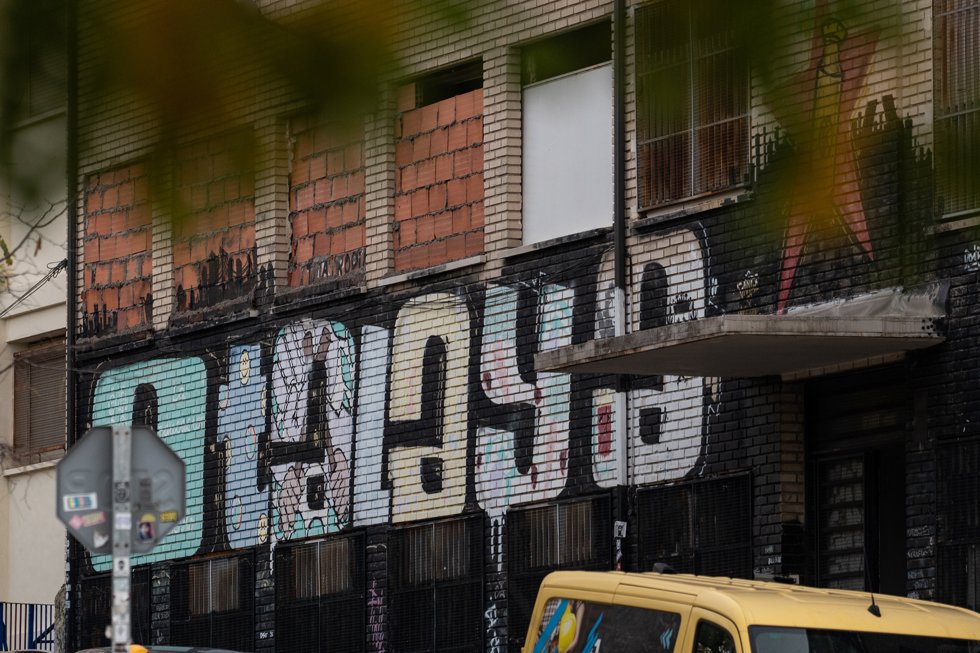 Grafiti con el nombre del centro social okupado 'La Atalaya' durante el desalojo por parte de la Policía Nacional del centro social okupado La Atalaya en Puente de Vallecas, a 26 de noviembre de 2024, en Madrid (España).