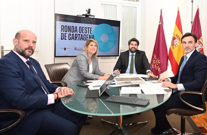El presidente regional, Fernando López Miras, durante su reunión con la alcaldesa de Cartagena, Noelia Arroyo