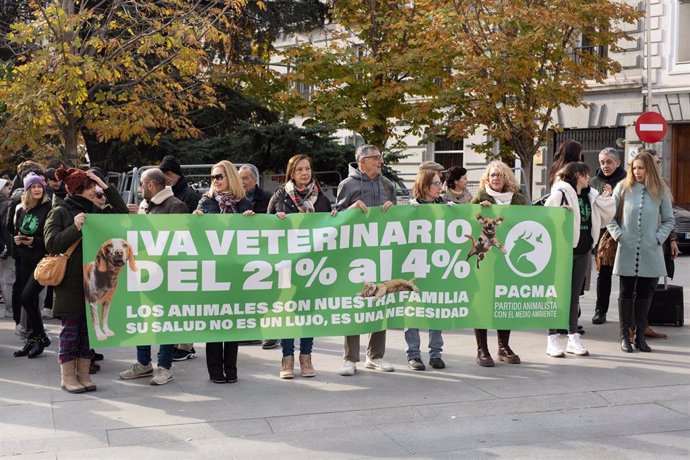 Manifestantes durante la concentración de PACMA por la bajada del IVA veterinario, frente al Congreso de los Diputados, a 17 de diciembre de 2024, en Madrid (España). 