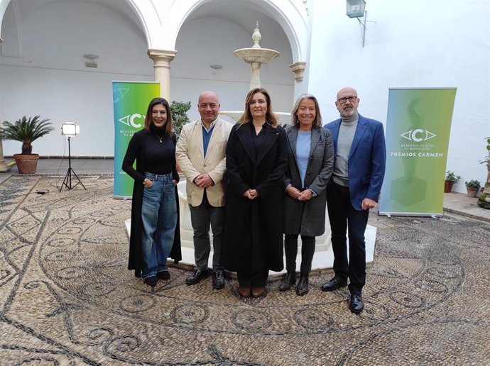 Autoridades y actores antes de dar a conocer la lista de nominados.