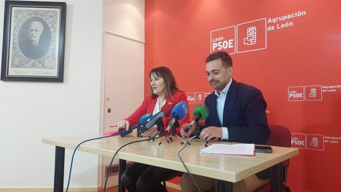 Los procuradores socialistas Diego Moreno y Yolanda Sacristán este martes en una rueda de prensa