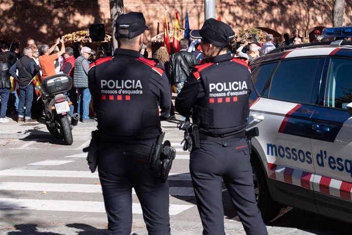 Archivo - Dos agentes de los Mossos d'Esquadra durante una manifestación 