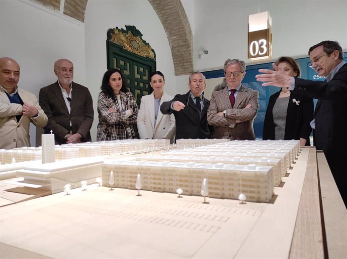 El presidente de la Diputación, Salvador Fuentes (tercero por la dcha.), frente a una maqueta de De La-Hoz.