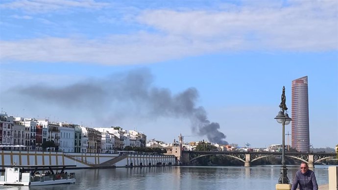 La columna de humo del punto limpio de Camas ha sido avistada en Sevilla capital y la primera corona metropolitana