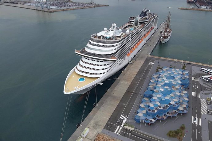 Un crucero atracado en el muelle de Balears del Port deTarragona.