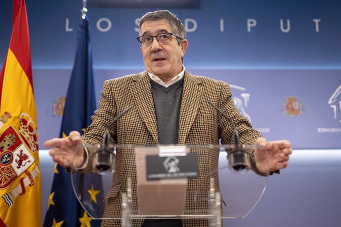 El portavoz del PSOE, Patxi López, durante una rueda de prensa posterior a la Junta de Portavoces, en el Congreso de los Diputados, a 17 de diciembre de 2024, en Madrid (España).