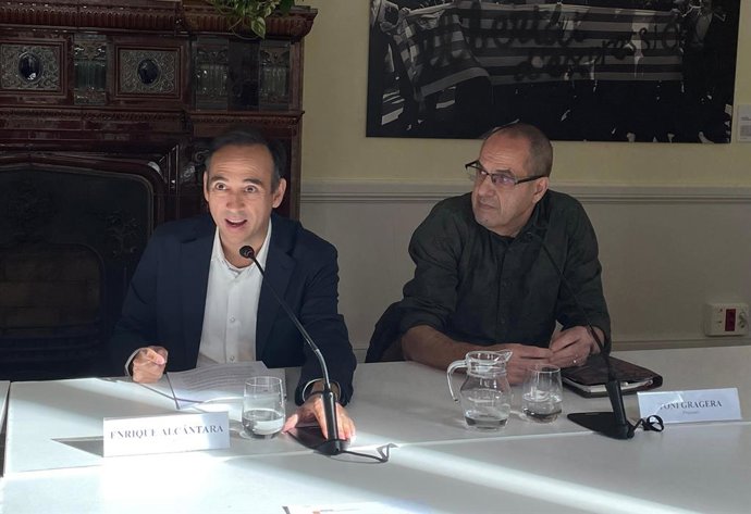 El presidente de Apartur, Enrique Alcántara, y el propietario de dos pisos turísticos Toni Gragera, durante la rueda de prensa.