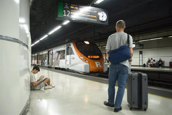 Archivo - Pasajeros esperando a los trenes de Renfe Rodalies