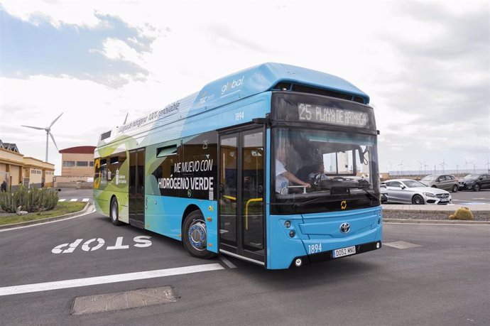 Archivo - Guagua de Global de hidrógeno verde que viajará por la isla de Gran Canaria