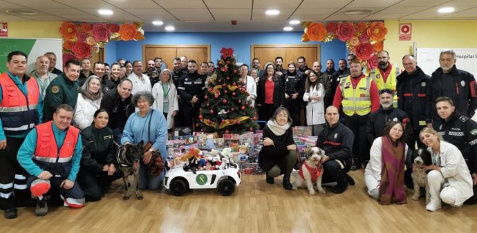 El Hospital Universitario de Valme recibe la visita de la Asociación Sonrisas y Ragce.