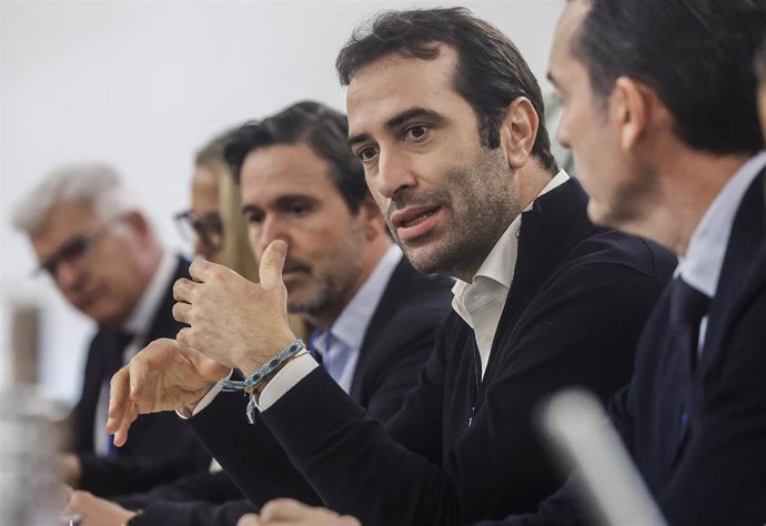 El ministro de Economía, Comercio y Empresa, Carlos Cuerpo, durante una jornada de trabajo con sindicatos, empresarios y asociaciones para hacer seguimiento de la situación económica tras la DANA, en la Delegación del Gobierno, a 5 de diciembre de 2024, e