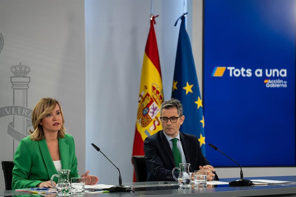 La ministra de Educación, Formación Profesional y Deportes, Pilar Alegría, y el ministro de la Presidencia, Justicia y Relaciones con las Cortes, Félix Bolaños, intervienen durante una rueda de prensa posterior al Consejo de Ministros, a 17 de diciembre