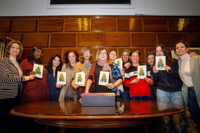 El Ayuntamiento felicita la Navidad a las entidades sociales con 525 postales hechas por mujeres del albergue