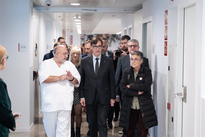 El presidente de la Generalitat, Salvador Illa, visita las instalaciones del Hospital Evangélico de Barcelona junto a la consellera de Salud, Olga Pané.