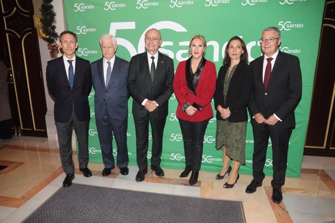 La consejera de Economía, Hacienda y Fondos Europeos Carolina España; el alcalde de Málaga Francisco de la Torre y el presidente de la Diputación provincial de Málaga Francisco Salado junto a representantes de Sando con Luis Sánchez Manzano a la cabeza.