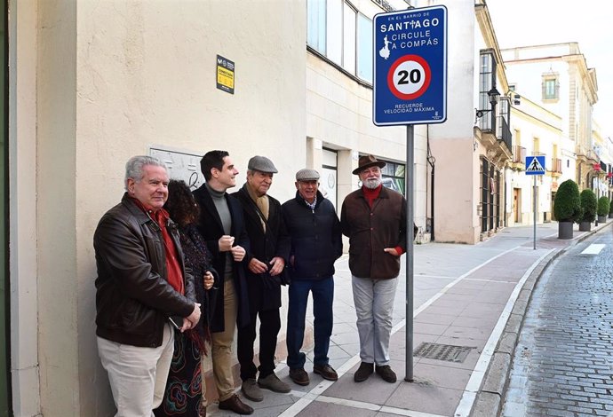 Presentación de las nuevas señales de tráfico que invitan a circular "a compás" por el barrio de Santiago en Jerez de la Frontera (Cádiz)