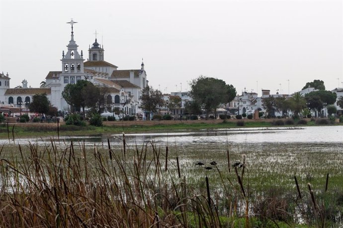 Vista de El Rocío desde las marismas que rodean la ermita.