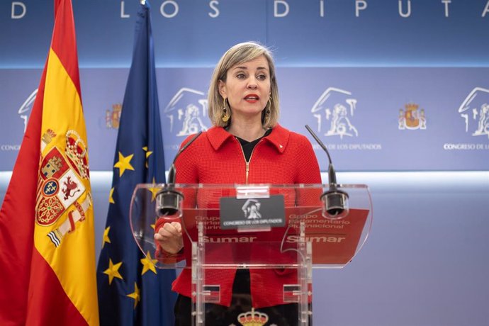 La portavoz de Sumar en el Congreso, Verónica Martínez, durante una rueda de prensa posterior a la Junta de Portavoces, en el Congreso de los Diputados, a 17 de diciembre de 2024, en Madrid (España).