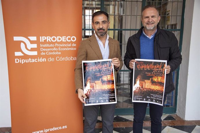 Félix Romero (izda.) y Manuel Torres presentan el cartel de la Fiesta de la Candelaria 2025.