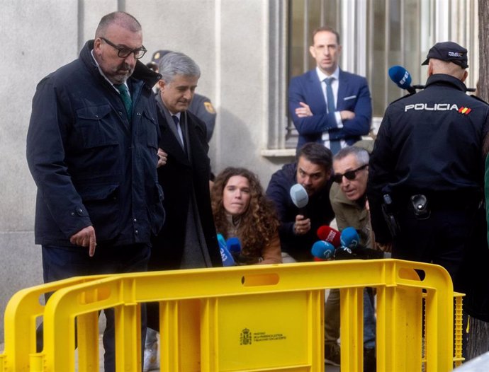 El ex asesor del ex ministro José Luis Ábalos, Koldo García (i) y su abogado Javier Pimentel (d), a su salida del Tribunal Supremo tras declarar, a 17 de diciembre de 2024, en Madrid (España). 