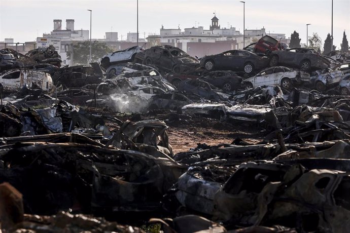 Los restos del incendio de la campa de residuos y vehículos de la DANA, originado ayer, a 17 de diciembre de 2024, en Catarroja