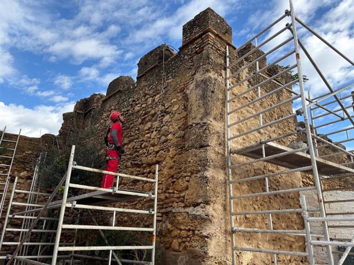 Obras de mejora en la muralla del castillo de Alcalá