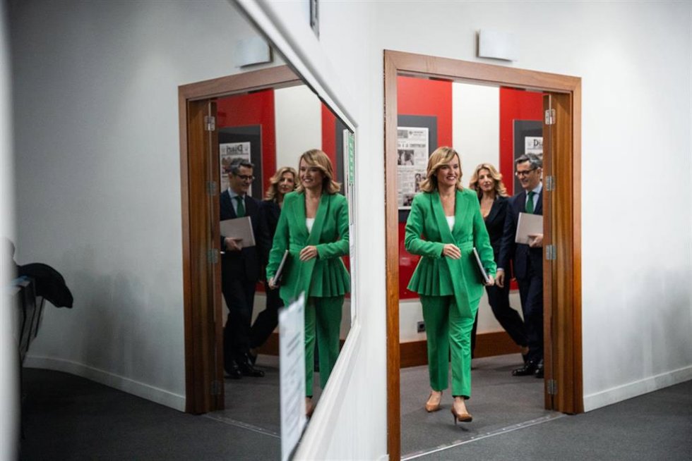 La ministra de Educación, Formación Profesional y Deportes, Pilar Alegría, llega a una rueda de prensa posterior al Consejo de Ministros, a 17 de diciembre de 2024, en Madrid (España). 