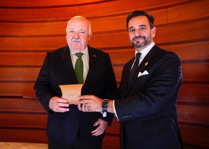 El presidente del Parlamento de Andalucía, Jesús Aguirre, y el presidente de la Cámara de Cuentas de Andalucía, Alejandro Cardenete, en la entrega este martes del informe de la Cuenta General de la Junta de Andalucía de 2023.