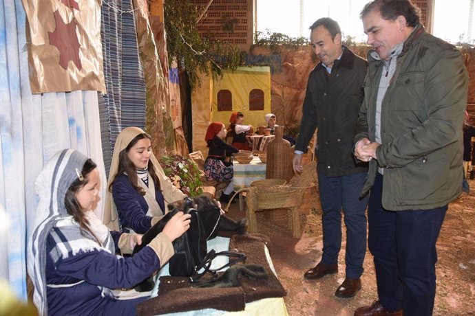 El delegado de Desarrollo Educativo y Formación Profesional de la Junta en Huelva, Carlos Soriano, acompañado del alcalde de Punta Umbría, José Carlos Hernández Cansino, en la visita del belén viviente del CEIP San Sebastián de Punta Umbría.