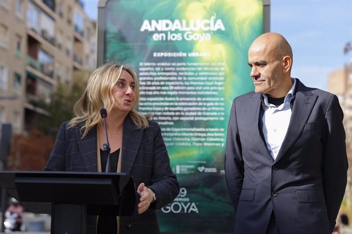 La alcaldesa de Granada, Marifrán Carazo, junto al vicepresidente de la Academia de Cine, Rafael Portera, inauguran la exposición 'Andalucía en los Goya'