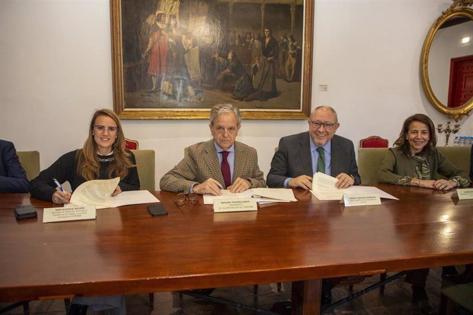 El presidente de la Diputación, Salvador Fuentes (segundo por la izda.), y el rector, Manuel Torralbo (tercero), durante la firma del convenio.