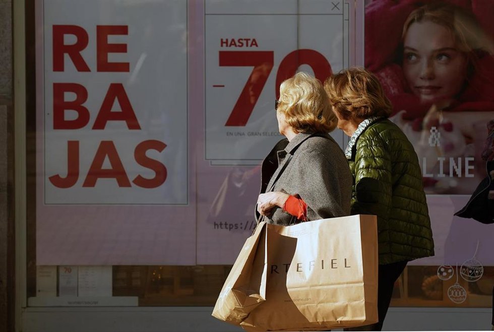 Archivo - Varias personas realizan compras